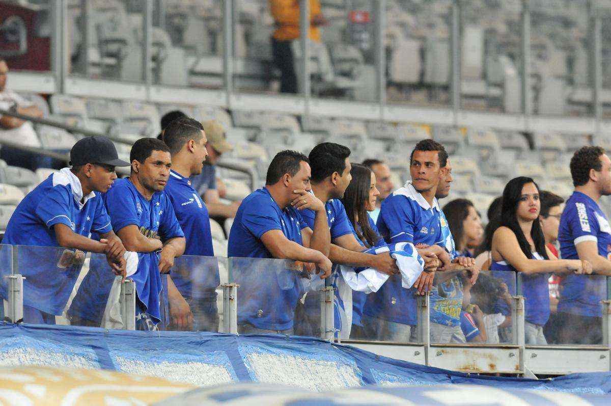 Enquanto torcida se frustrou com desempenho da equipe, policias tentaram conter possveis transtornos