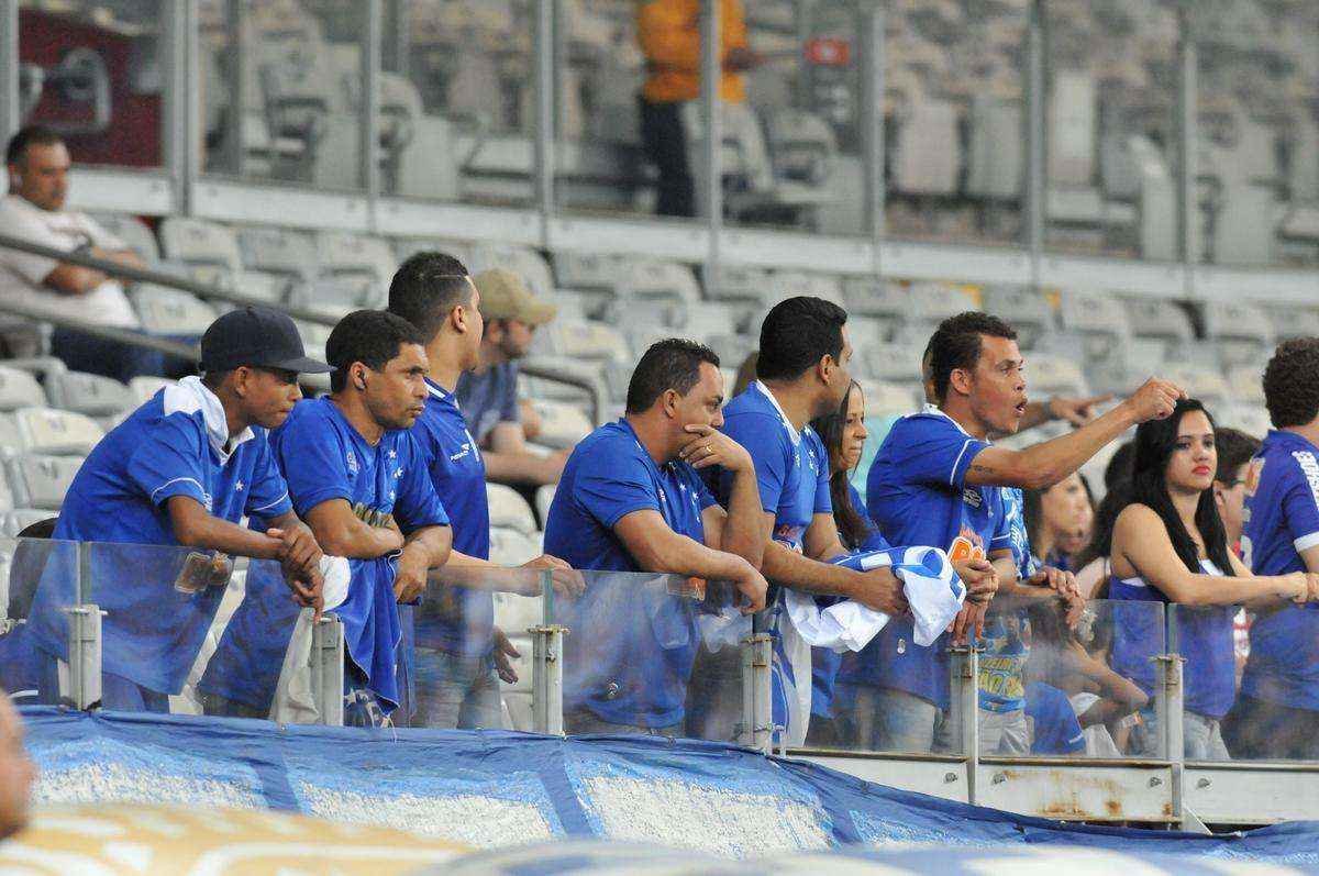 Enquanto torcida se frustrou com desempenho da equipe, policias tentaram conter possveis transtornos