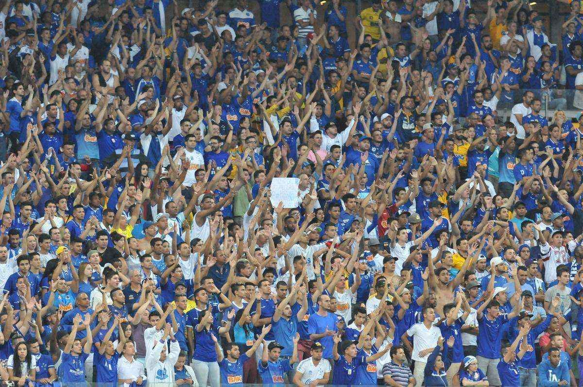 Enquanto torcida se frustrou com desempenho da equipe, policias tentaram conter possveis transtornos