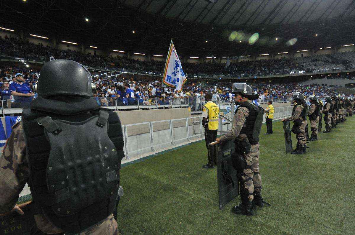 Enquanto torcida se frustrou com desempenho da equipe, policias tentaram conter possveis transtornos