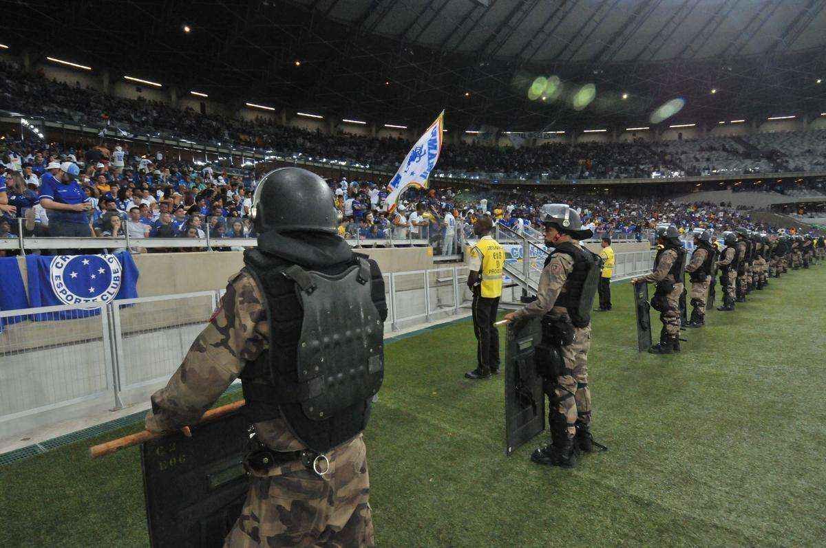 Enquanto torcida se frustrou com desempenho da equipe, policias tentaram conter possveis transtornos