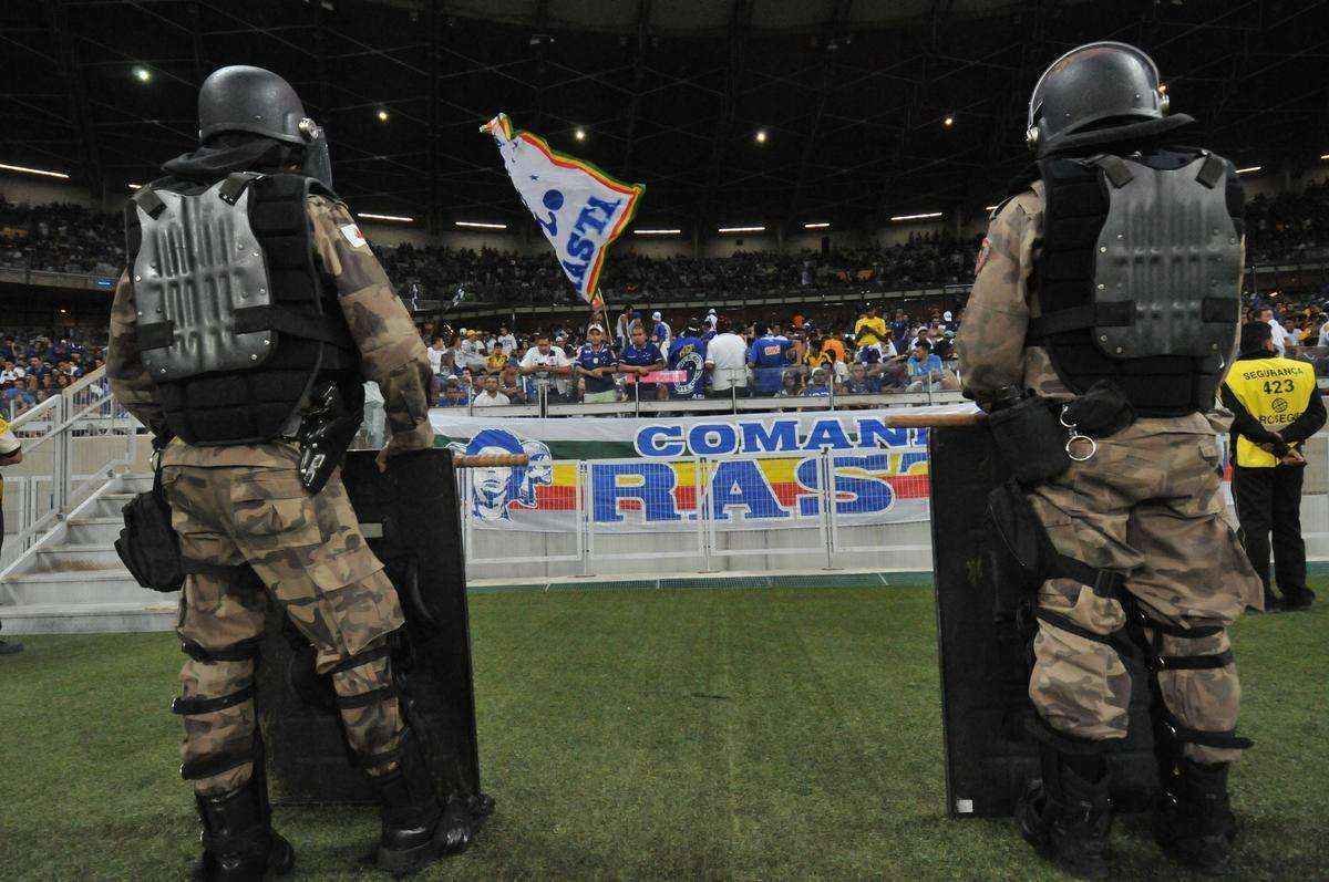 Enquanto torcida se frustrou com desempenho da equipe, policias tentaram conter possveis transtornos