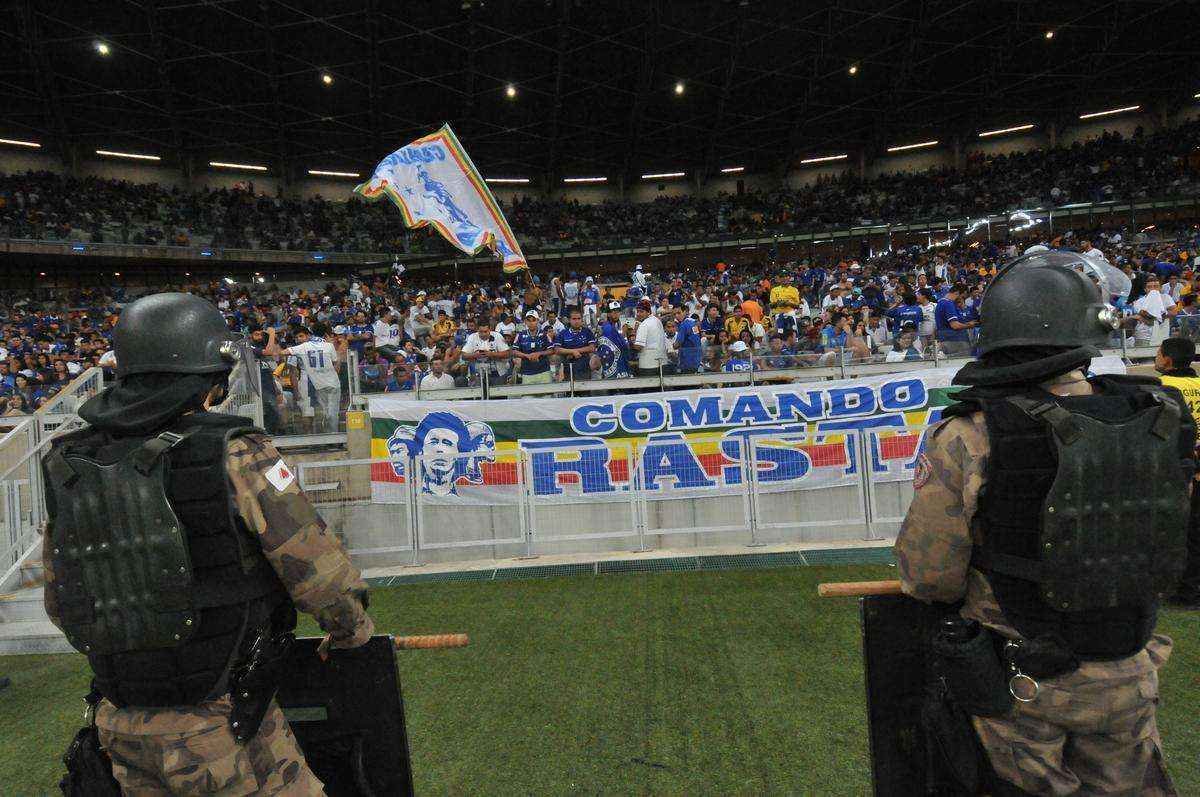 Enquanto torcida se frustrou com desempenho da equipe, policias tentaram conter possveis transtornos