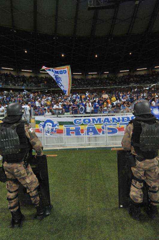 Enquanto torcida se frustrou com desempenho da equipe, policias tentaram conter possveis transtornos