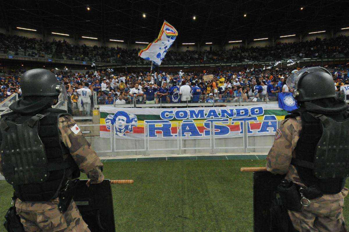 Enquanto torcida se frustrou com desempenho da equipe, policias tentaram conter possveis transtornos