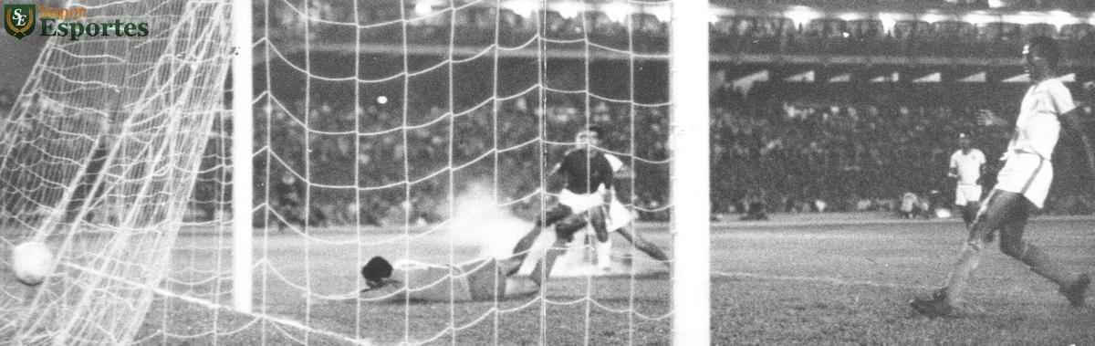 Fotos do duelo no Mineiro em que o Atltico derrotou a Seleo Brasileira por 2 a 1 em 1969