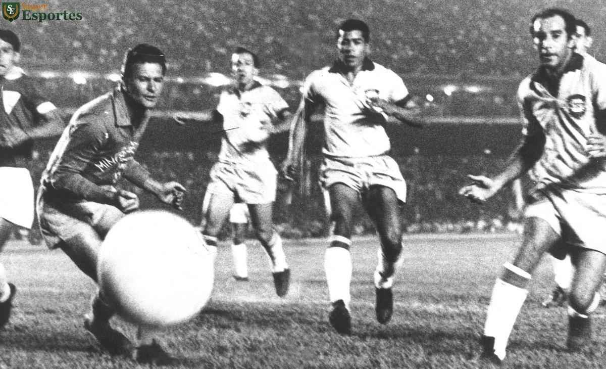 Fotos do duelo no Mineiro em que o Atltico derrotou a Seleo Brasileira por 2 a 1 em 1969