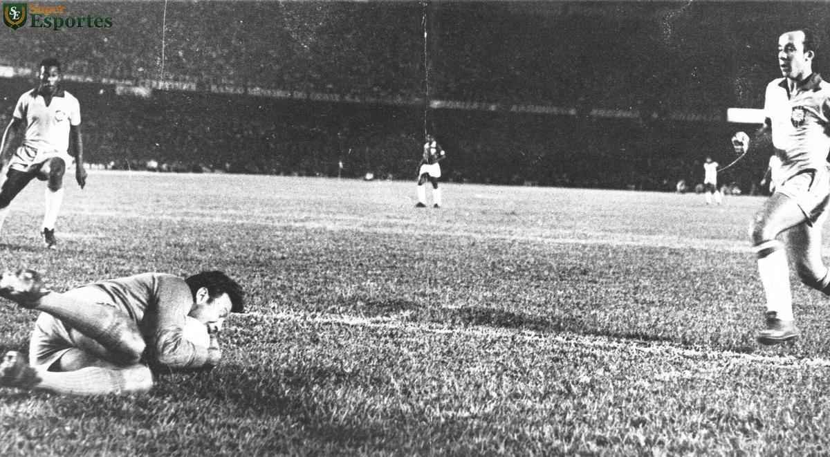Fotos do duelo no Mineiro em que o Atltico derrotou a Seleo Brasileira por 2 a 1 em 1969