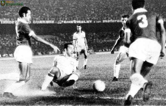 Fotos do duelo no Mineirão em que o Atlético derrotou a Seleção Brasileira por 2 a 1 em 1969