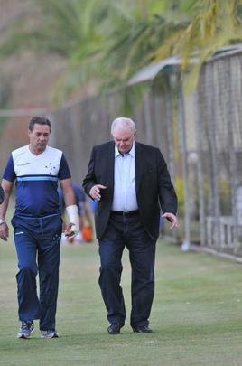 Gilvan de Pinho Tavares passou a tarde na Toca da Raposa II e conversou longamente com Luxemburgo