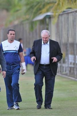 Gilvan de Pinho Tavares passou a tarde na Toca da Raposa II e conversou longamente com Luxemburgo