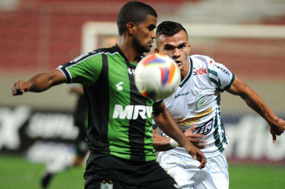 Fotos do jogo entre Amrica e Luverdense, no Independncia, pela 21 rodada da Srie B. Coelho acabou derrotado por 2 a 1 (Ramon Lisboa/EM/D.A Press)