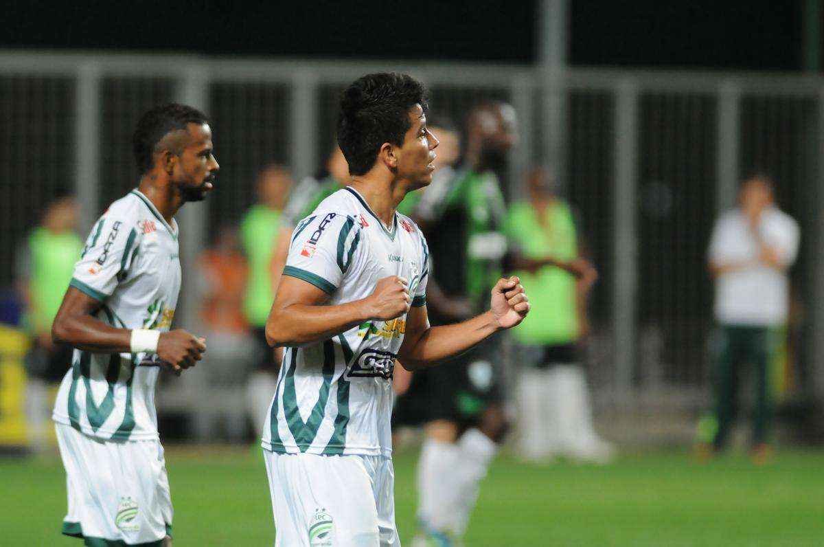 Fotos do jogo entre Amrica e Luverdense, no Independncia, pela 21 rodada da Srie B. Coelho acabou derrotado por 2 a 1 (Ramon Lisboa/EM/D.A Press)