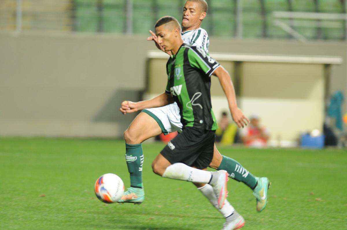 Fotos do jogo entre Amrica e Luverdense, no Independncia, pela 21 rodada da Srie B. Coelho acabou derrotado por 2 a 1 (Ramon Lisboa/EM/D.A Press)
