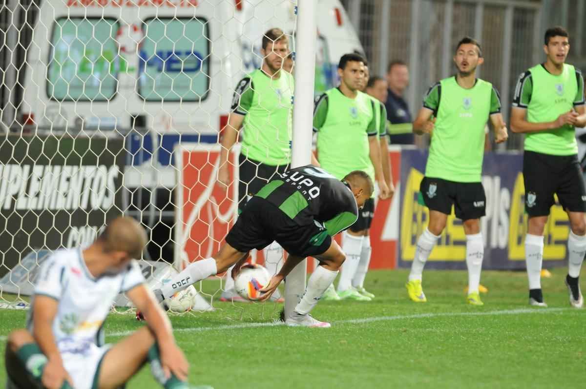 Fotos do jogo entre Amrica e Luverdense, no Independncia, pela 21 rodada da Srie B. Coelho acabou derrotado por 2 a 1 (Ramon Lisboa/EM/D.A Press)
