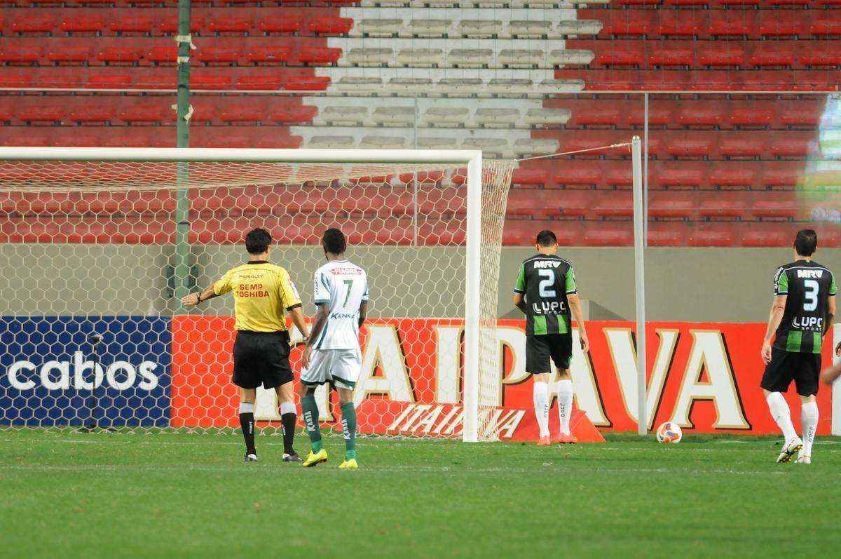 Fotos do jogo entre Amrica e Luverdense, no Independncia, pela 21 rodada da Srie B. Coelho acabou derrotado por 2 a 1 (Ramon Lisboa/EM/D.A Press)