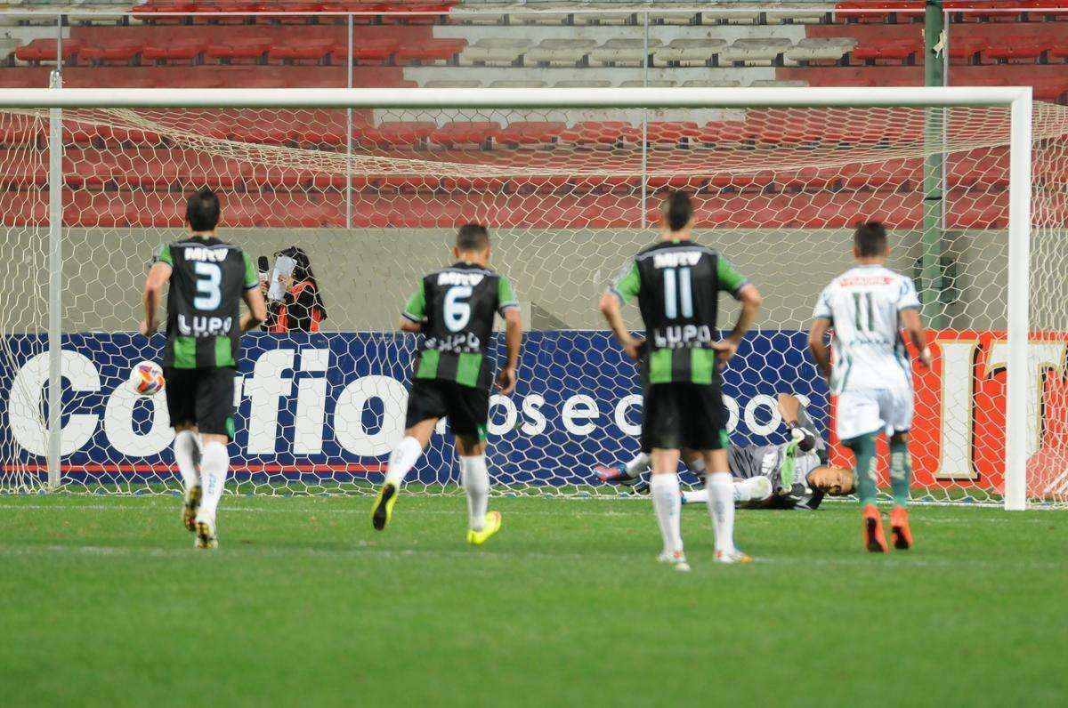 Fotos do jogo entre Amrica e Luverdense, no Independncia, pela 21 rodada da Srie B. Coelho acabou derrotado por 2 a 1 (Ramon Lisboa/EM/D.A Press)