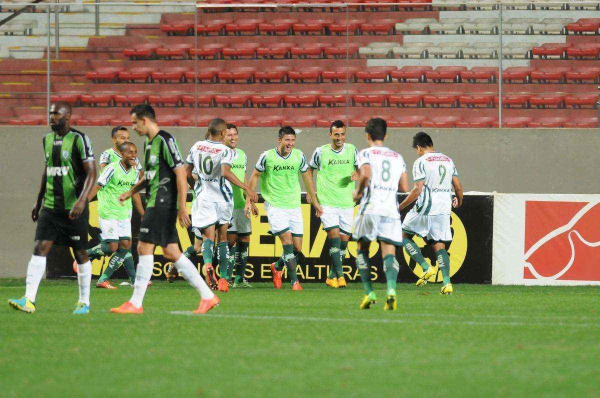 Fotos do jogo entre Amrica e Luverdense, no Independncia, pela 21 rodada da Srie B. Coelho acabou derrotado por 2 a 1 (Ramon Lisboa/EM/D.A Press)