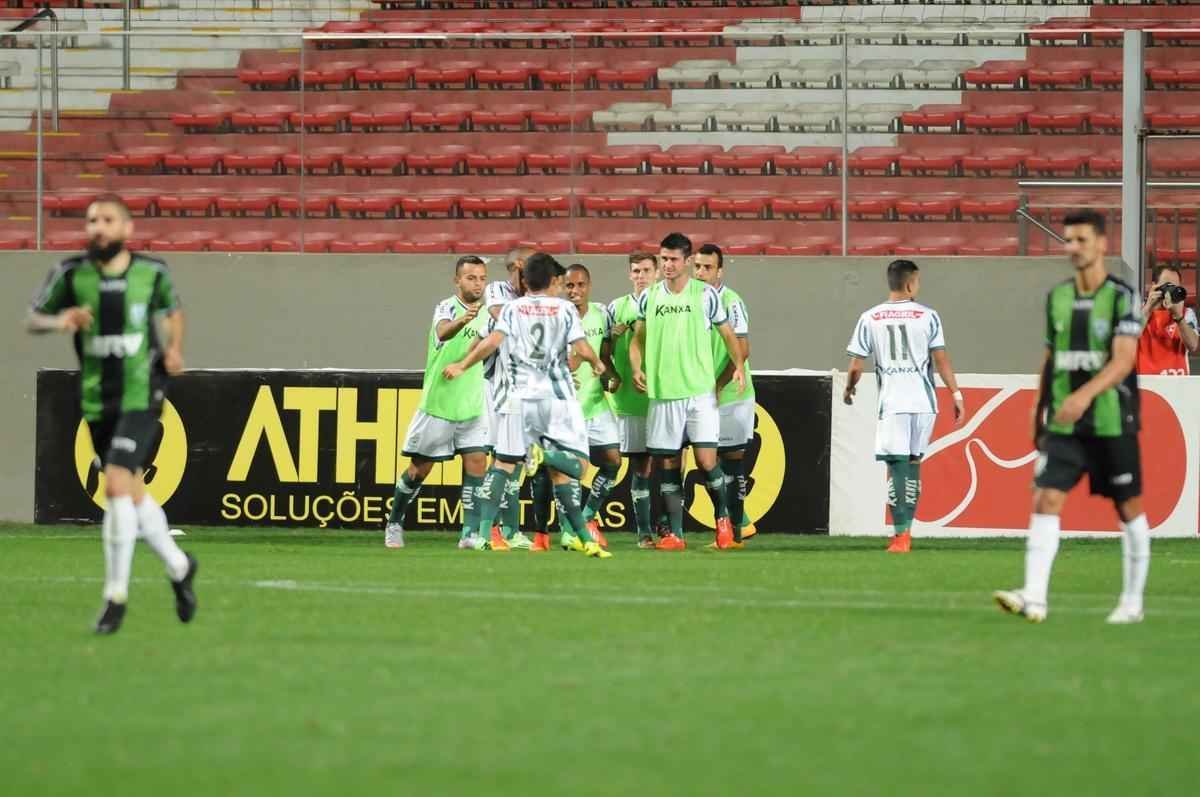 Fotos do jogo entre Amrica e Luverdense, no Independncia, pela 21 rodada da Srie B. Coelho acabou derrotado por 2 a 1 (Ramon Lisboa/EM/D.A Press)