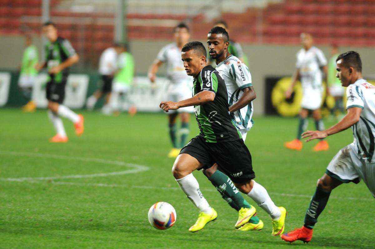 Fotos do jogo entre Amrica e Luverdense, no Independncia, pela 21 rodada da Srie B. Coelho acabou derrotado por 2 a 1 (Ramon Lisboa/EM/D.A Press)