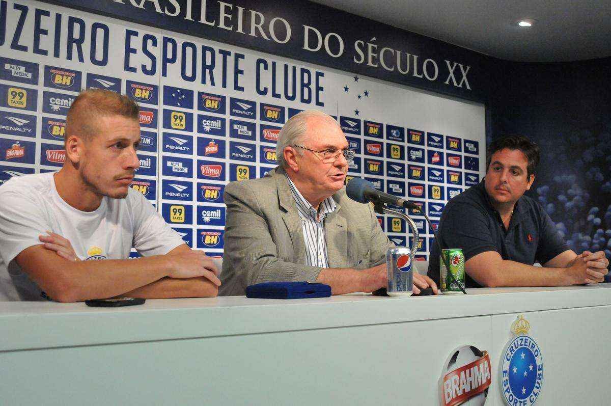 Uillian Correia chegou ao Cruzeiro exatamente no dia da demisso de Vanderlei Luxemburgo, tcnico que o indicou. Volante foi apresentado por Bruno Vicintin e pelo presidente Gilvan. Mais cedo, reforo treinou sob as orientaes do tcnico interino Deivid