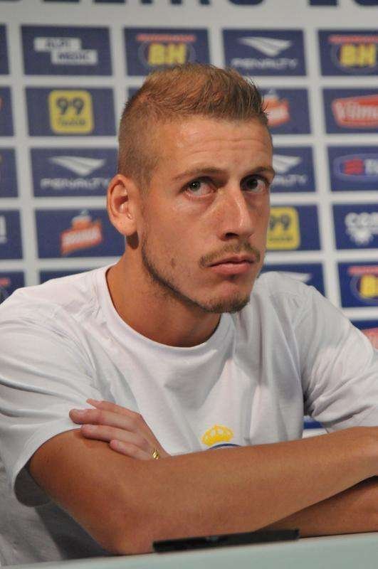 Uillian Correia chegou ao Cruzeiro exatamente no dia da demisso de Vanderlei Luxemburgo, tcnico que o indicou. Volante foi apresentado por Bruno Vicintin e pelo presidente Gilvan. Mais cedo, reforo treinou sob as orientaes do tcnico interino Deivid