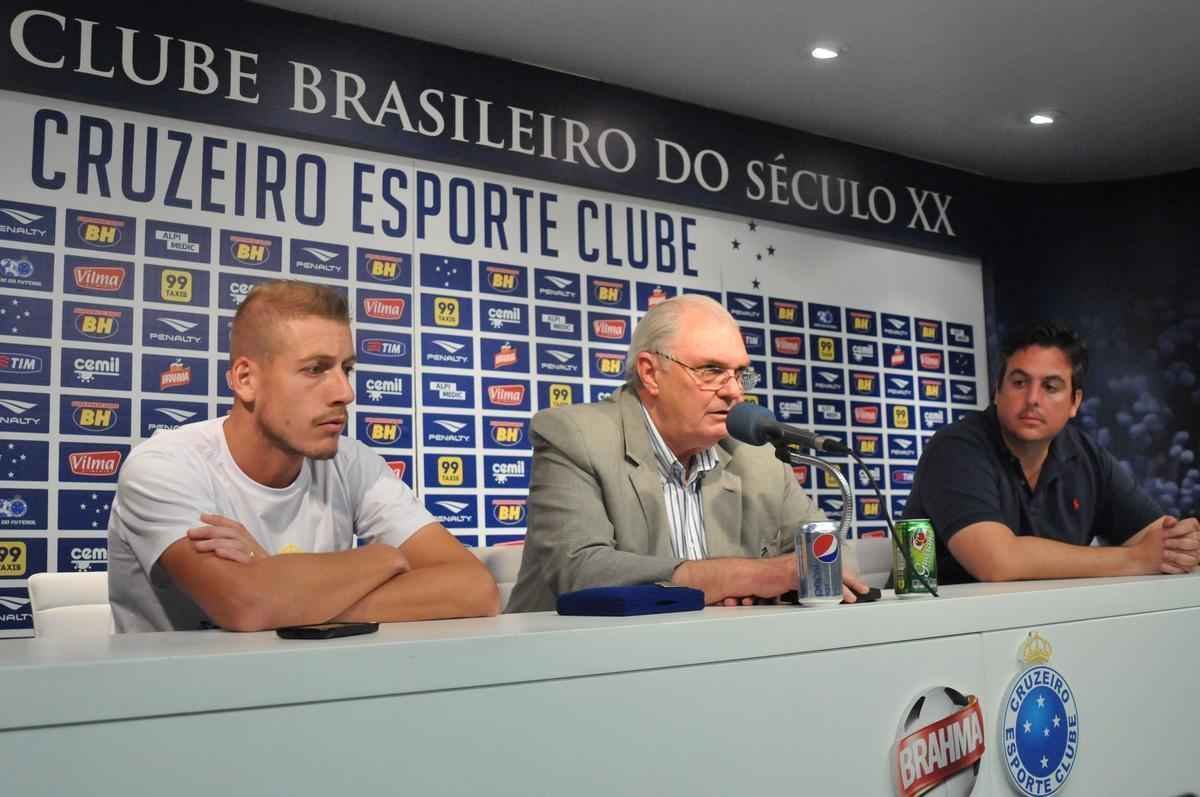 Uillian Correia chegou ao Cruzeiro exatamente no dia da demisso de Vanderlei Luxemburgo, tcnico que o indicou. Volante foi apresentado por Bruno Vicintin e pelo presidente Gilvan. Mais cedo, reforo treinou sob as orientaes do tcnico interino Deivid