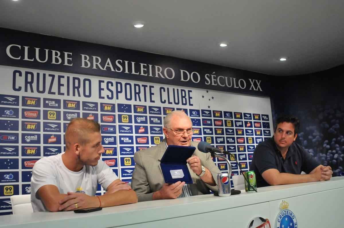 Uillian Correia chegou ao Cruzeiro exatamente no dia da demisso de Vanderlei Luxemburgo, tcnico que o indicou. Volante foi apresentado por Bruno Vicintin e pelo presidente Gilvan. Mais cedo, reforo treinou sob as orientaes do tcnico interino Deivid
