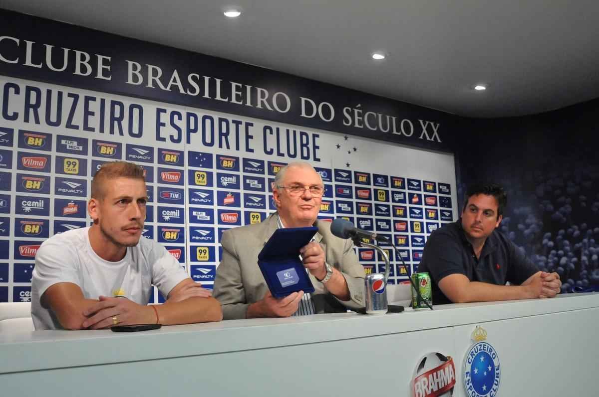Uillian Correia chegou ao Cruzeiro exatamente no dia da demisso de Vanderlei Luxemburgo, tcnico que o indicou. Volante foi apresentado por Bruno Vicintin e pelo presidente Gilvan. Mais cedo, reforo treinou sob as orientaes do tcnico interino Deivid