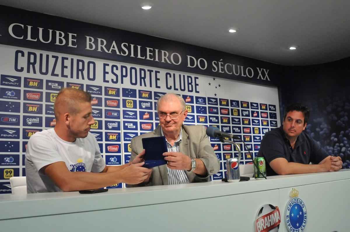 Uillian Correia chegou ao Cruzeiro exatamente no dia da demisso de Vanderlei Luxemburgo, tcnico que o indicou. Volante foi apresentado por Bruno Vicintin e pelo presidente Gilvan. Mais cedo, reforo treinou sob as orientaes do tcnico interino Deivid