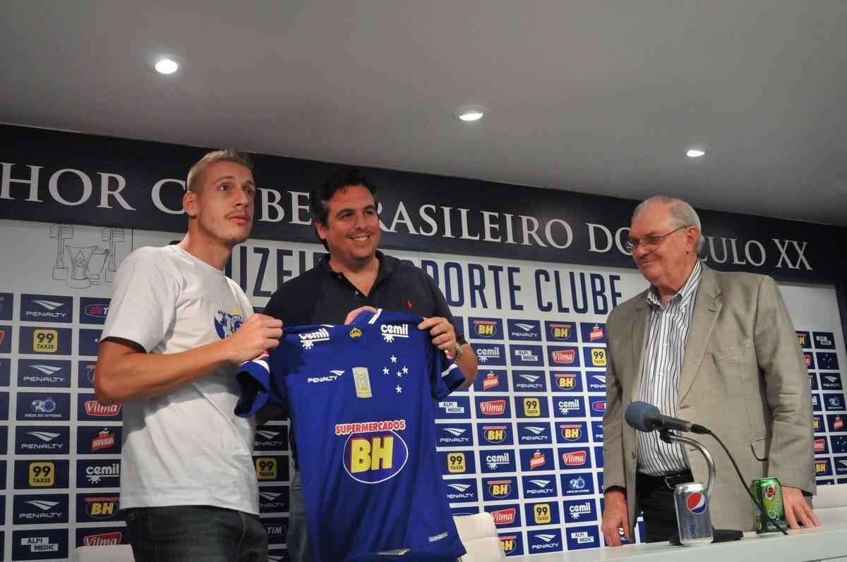 Uillian Correia chegou ao Cruzeiro exatamente no dia da demisso de Vanderlei Luxemburgo, tcnico que o indicou. Volante foi apresentado por Bruno Vicintin e pelo presidente Gilvan. Mais cedo, reforo treinou sob as orientaes do tcnico interino Deivid