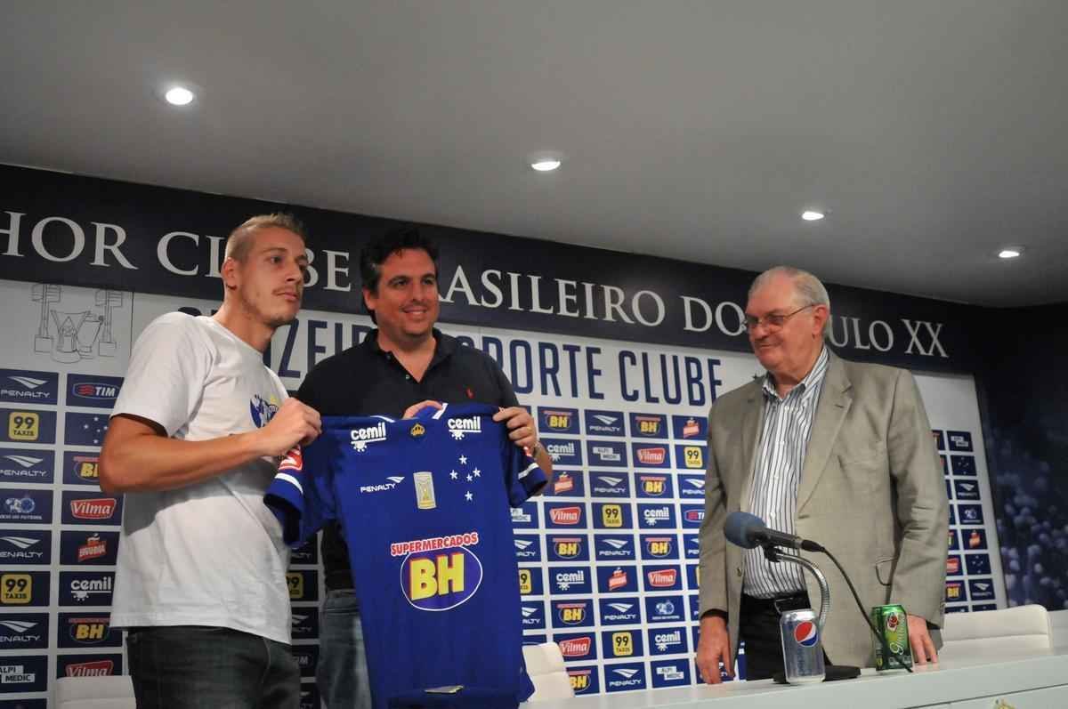 Uillian Correia chegou ao Cruzeiro exatamente no dia da demisso de Vanderlei Luxemburgo, tcnico que o indicou. Volante foi apresentado por Bruno Vicintin e pelo presidente Gilvan. Mais cedo, reforo treinou sob as orientaes do tcnico interino Deivid