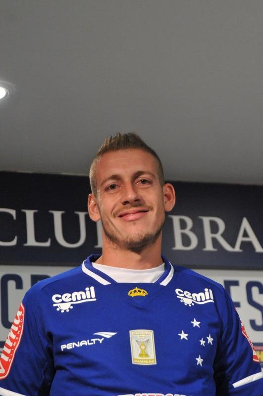 Uillian Correia chegou ao Cruzeiro exatamente no dia da demisso de Vanderlei Luxemburgo, tcnico que o indicou. Volante foi apresentado por Bruno Vicintin e pelo presidente Gilvan. Mais cedo, reforo treinou sob as orientaes do tcnico interino Deivid