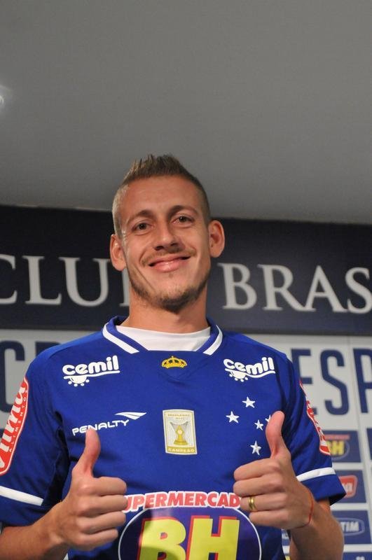 Uillian Correia chegou ao Cruzeiro exatamente no dia da demisso de Vanderlei Luxemburgo, tcnico que o indicou. Volante foi apresentado por Bruno Vicintin e pelo presidente Gilvan. Mais cedo, reforo treinou sob as orientaes do tcnico interino Deivid