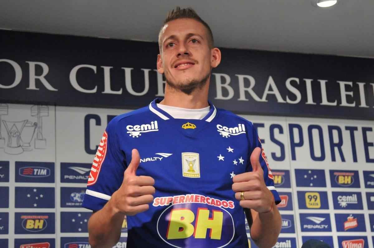 Uillian Correia chegou ao Cruzeiro exatamente no dia da demisso de Vanderlei Luxemburgo, tcnico que o indicou. Volante foi apresentado por Bruno Vicintin e pelo presidente Gilvan. Mais cedo, reforo treinou sob as orientaes do tcnico interino Deivid