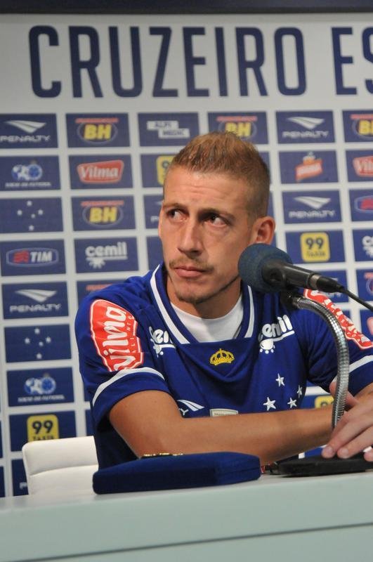 Uillian Correia chegou ao Cruzeiro exatamente no dia da demisso de Vanderlei Luxemburgo, tcnico que o indicou. Volante foi apresentado por Bruno Vicintin e pelo presidente Gilvan. Mais cedo, reforo treinou sob as orientaes do tcnico interino Deivid