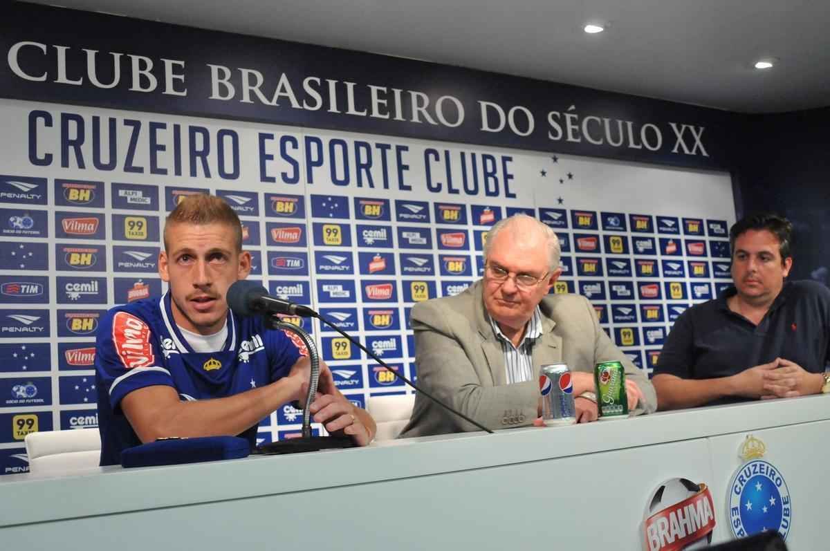 Uillian Correia chegou ao Cruzeiro exatamente no dia da demisso de Vanderlei Luxemburgo, tcnico que o indicou. Volante foi apresentado por Bruno Vicintin e pelo presidente Gilvan. Mais cedo, reforo treinou sob as orientaes do tcnico interino Deivid