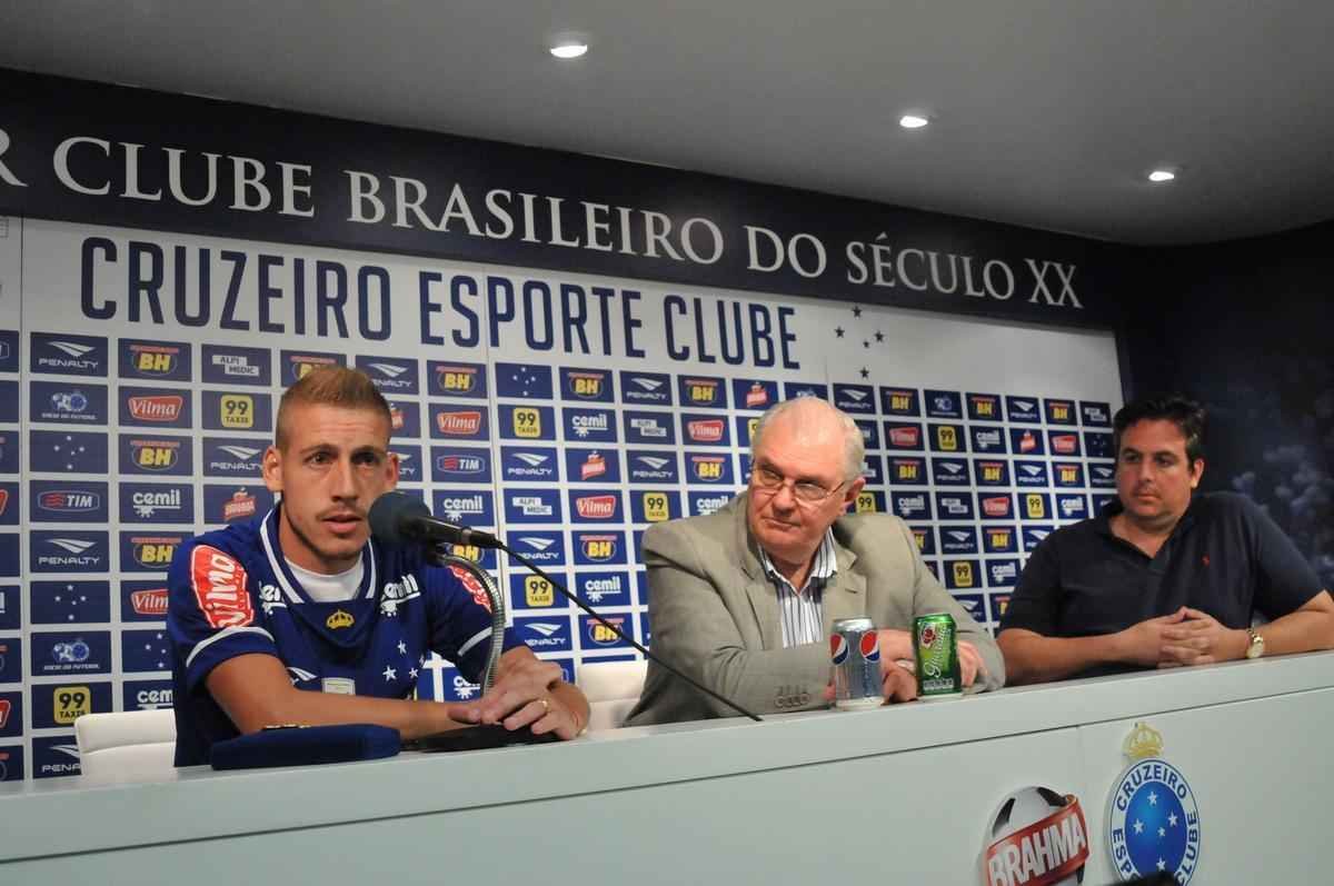 Uillian Correia chegou ao Cruzeiro exatamente no dia da demisso de Vanderlei Luxemburgo, tcnico que o indicou. Volante foi apresentado por Bruno Vicintin e pelo presidente Gilvan. Mais cedo, reforo treinou sob as orientaes do tcnico interino Deivid