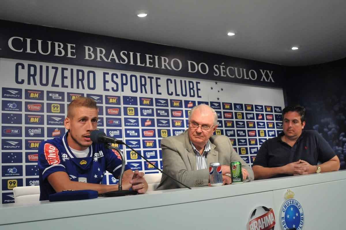 Uillian Correia chegou ao Cruzeiro exatamente no dia da demisso de Vanderlei Luxemburgo, tcnico que o indicou. Volante foi apresentado por Bruno Vicintin e pelo presidente Gilvan. Mais cedo, reforo treinou sob as orientaes do tcnico interino Deivid