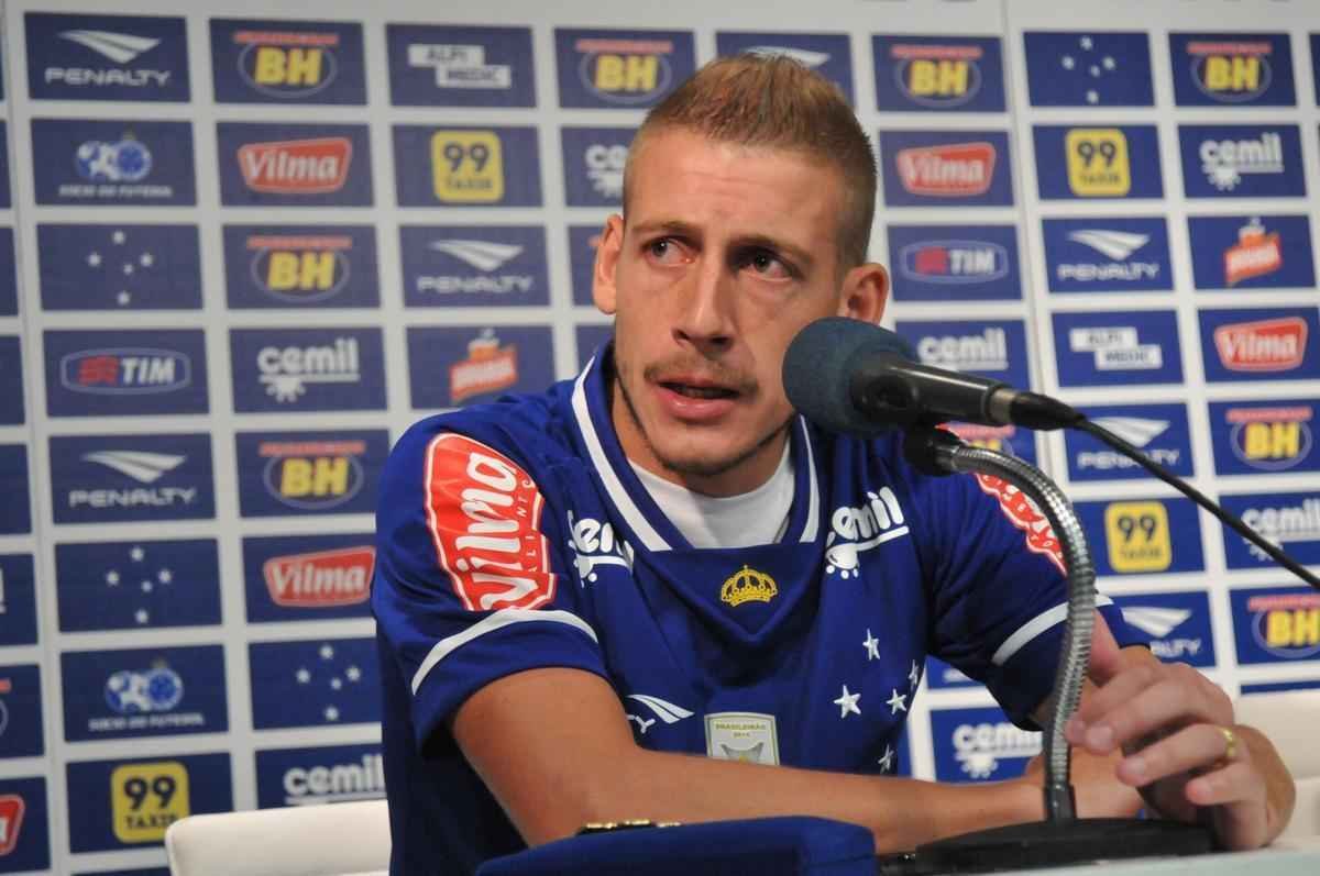 Uillian Correia chegou ao Cruzeiro exatamente no dia da demisso de Vanderlei Luxemburgo, tcnico que o indicou. Volante foi apresentado por Bruno Vicintin e pelo presidente Gilvan. Mais cedo, reforo treinou sob as orientaes do tcnico interino Deivid