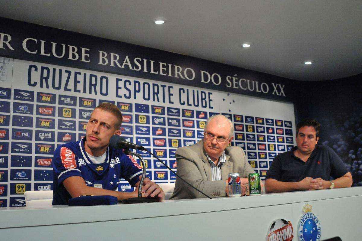 Uillian Correia chegou ao Cruzeiro exatamente no dia da demisso de Vanderlei Luxemburgo, tcnico que o indicou. Volante foi apresentado por Bruno Vicintin e pelo presidente Gilvan. Mais cedo, reforo treinou sob as orientaes do tcnico interino Deivid