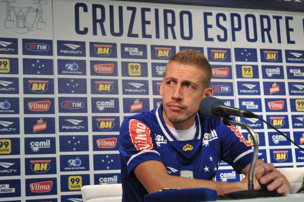 Uillian Correia chegou ao Cruzeiro exatamente no dia da demisso de Vanderlei Luxemburgo, tcnico que o indicou. Volante foi apresentado por Bruno Vicintin e pelo presidente Gilvan. Mais cedo, reforo treinou sob as orientaes do tcnico interino Deivid