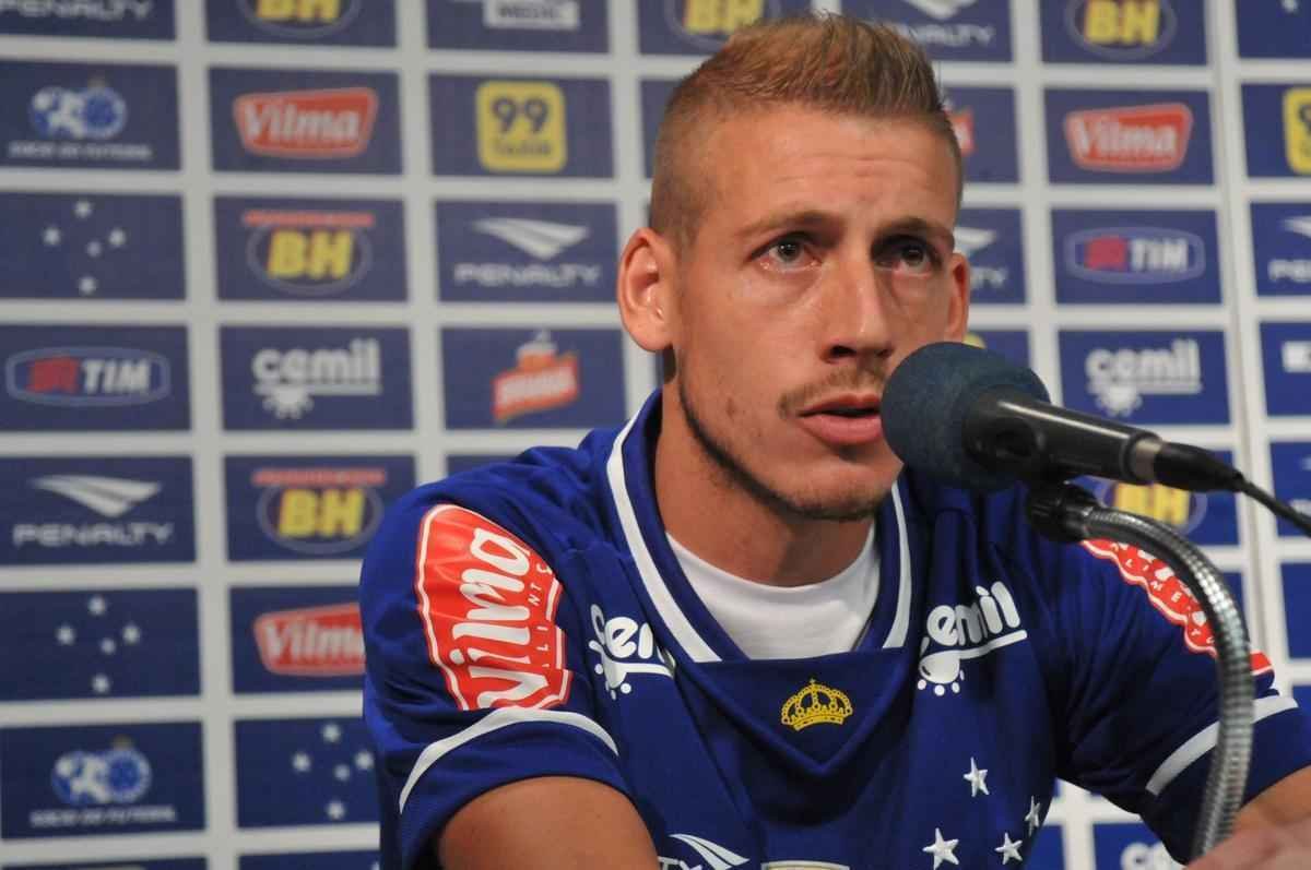 Uillian Correia chegou ao Cruzeiro exatamente no dia da demisso de Vanderlei Luxemburgo, tcnico que o indicou. Volante foi apresentado por Bruno Vicintin e pelo presidente Gilvan. Mais cedo, reforo treinou sob as orientaes do tcnico interino Deivid