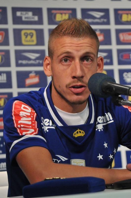 Uillian Correia chegou ao Cruzeiro exatamente no dia da demisso de Vanderlei Luxemburgo, tcnico que o indicou. Volante foi apresentado por Bruno Vicintin e pelo presidente Gilvan. Mais cedo, reforo treinou sob as orientaes do tcnico interino Deivid