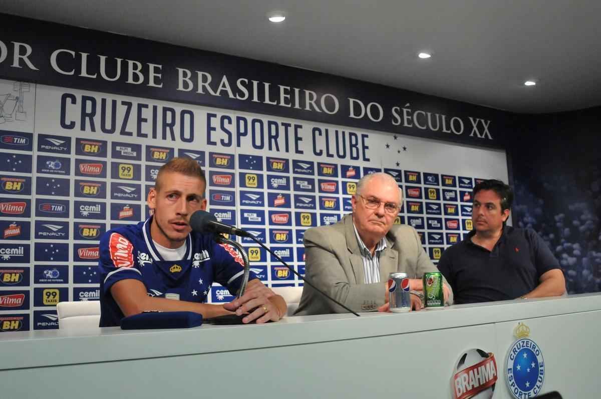 Uillian Correia chegou ao Cruzeiro exatamente no dia da demisso de Vanderlei Luxemburgo, tcnico que o indicou. Volante foi apresentado por Bruno Vicintin e pelo presidente Gilvan. Mais cedo, reforo treinou sob as orientaes do tcnico interino Deivid