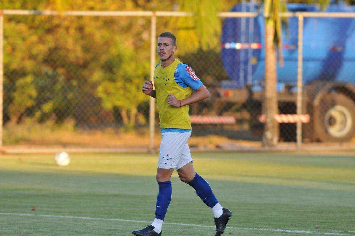 Uillian Correia chegou ao Cruzeiro exatamente no dia da demisso de Vanderlei Luxemburgo, tcnico que o indicou. Volante foi apresentado por Bruno Vicintin e pelo presidente Gilvan. Mais cedo, reforo treinou sob as orientaes do tcnico interino Deivid