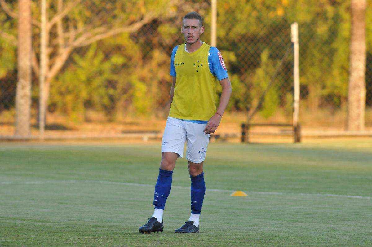 Uillian Correia chegou ao Cruzeiro exatamente no dia da demisso de Vanderlei Luxemburgo, tcnico que o indicou. Volante foi apresentado por Bruno Vicintin e pelo presidente Gilvan. Mais cedo, reforo treinou sob as orientaes do tcnico interino Deivid