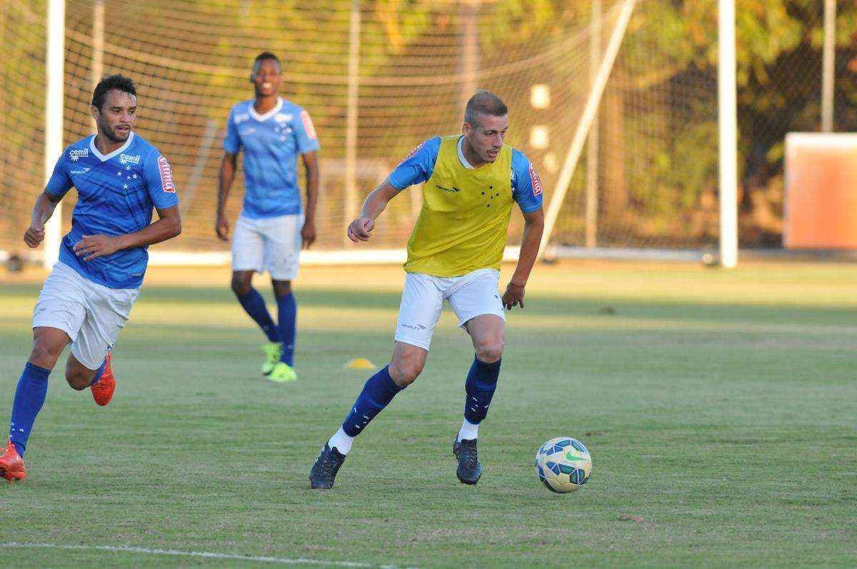Uillian Correia chegou ao Cruzeiro exatamente no dia da demisso de Vanderlei Luxemburgo, tcnico que o indicou. Volante foi apresentado por Bruno Vicintin e pelo presidente Gilvan. Mais cedo, reforo treinou sob as orientaes do tcnico interino Deivid