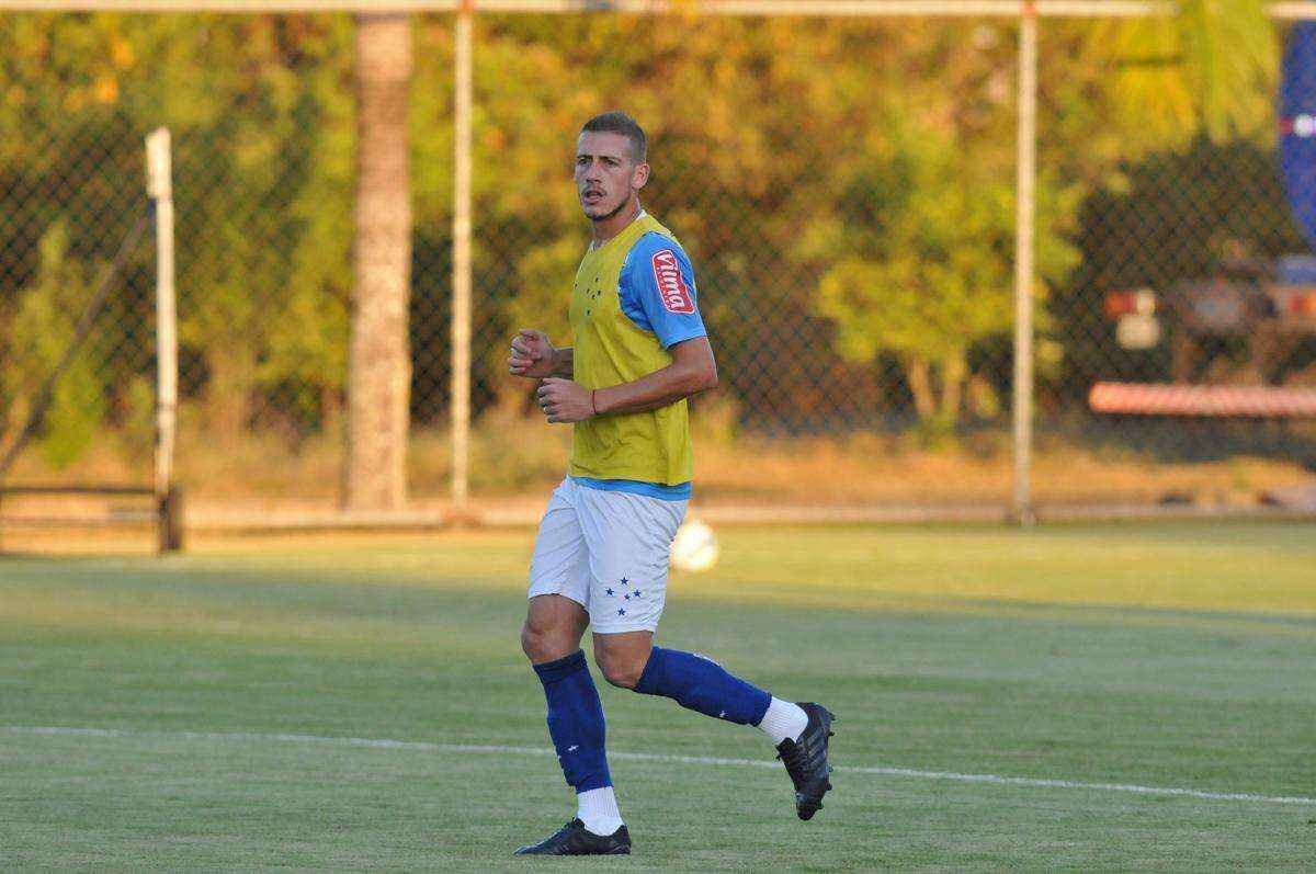 Uillian Correia chegou ao Cruzeiro exatamente no dia da demisso de Vanderlei Luxemburgo, tcnico que o indicou. Volante foi apresentado por Bruno Vicintin e pelo presidente Gilvan. Mais cedo, reforo treinou sob as orientaes do tcnico interino Deivid