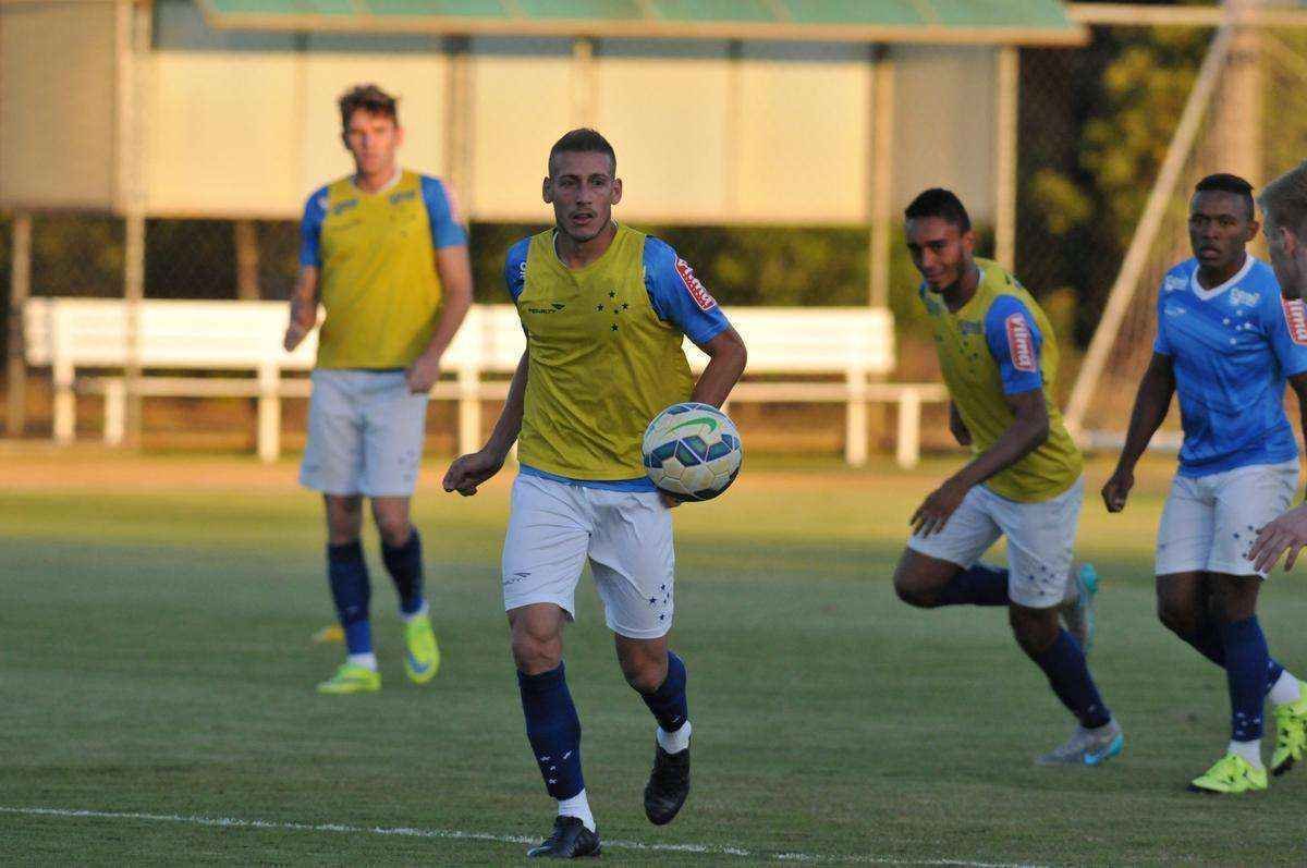 Uillian Correia chegou ao Cruzeiro exatamente no dia da demisso de Vanderlei Luxemburgo, tcnico que o indicou. Volante foi apresentado por Bruno Vicintin e pelo presidente Gilvan. Mais cedo, reforo treinou sob as orientaes do tcnico interino Deivid